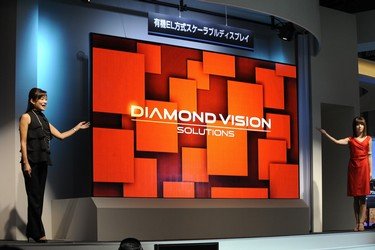 Mitsubishi to start selling the 100″ Diamond Vision OLED Display